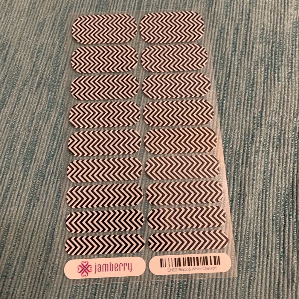 Full sheet of Jamberry’s Black & White Chevron.